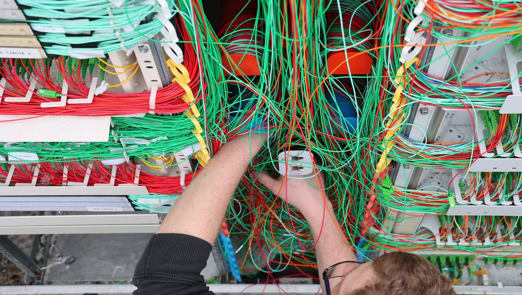 Identifier une fibre dans un fouillis de câbles : les outils qui font gagner 30 minutes.