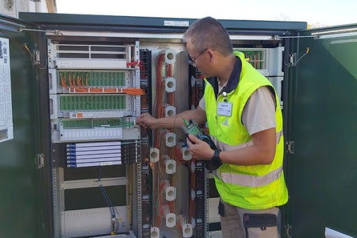 Fibre optique en intérieur : comment bien choisir ses cordons optiques pour éviter pertes et SAV
