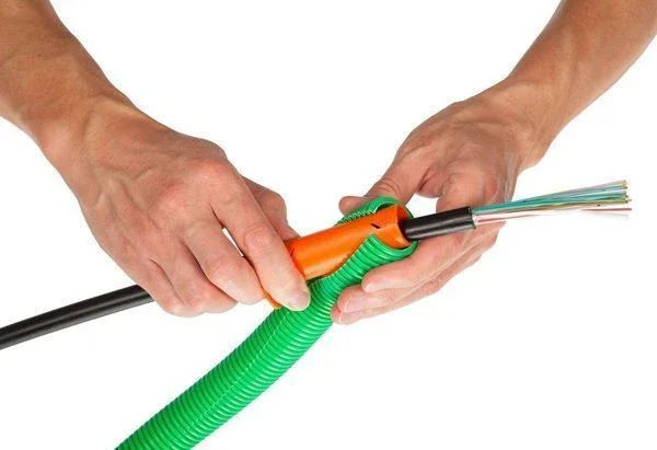 Outil insertion cable pour gaine fendue protection
